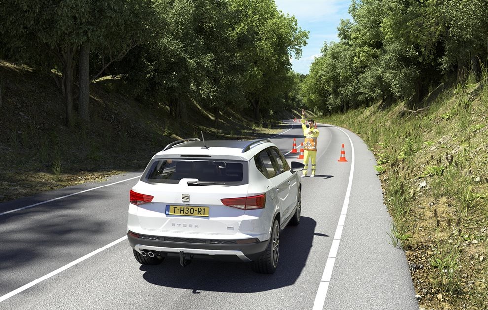 Verkeerssituatie: een voertuig wordt aangehouden door een verkeersregelaar op een landweg